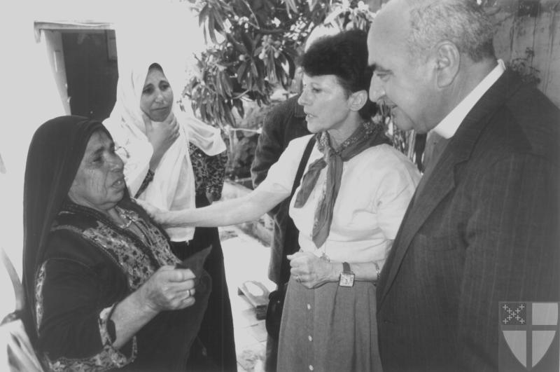 [Brownings Visit Refugee C...]